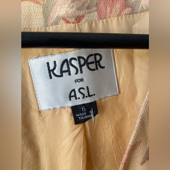 Vintage Floral Blazer - Picture 2 of 3